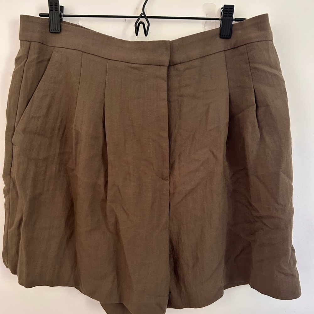 H&M NWOT Olive Green Pleated Shorts